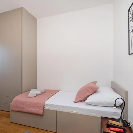 D-apartment - With Garage And Balcony شقة *