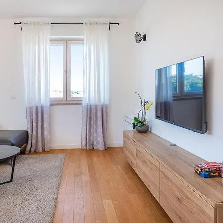 Διαμέρισμα D-apartment - With Garage And Balcony