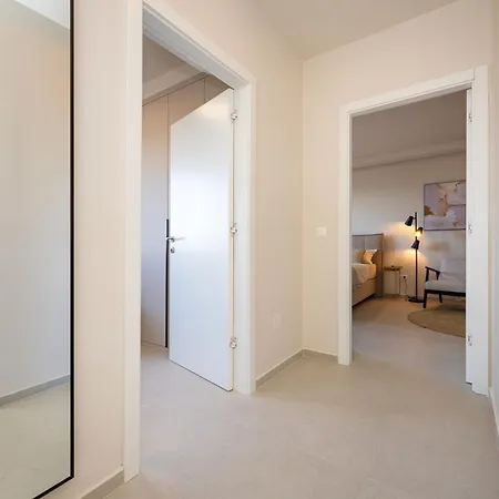 D-apartment - With Garage And Balcony شقة زادار