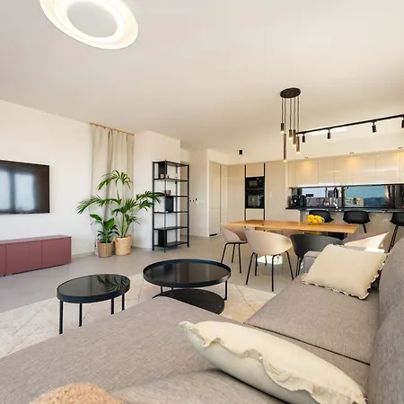 D-apartment - With Garage And Balcony شقة زادار